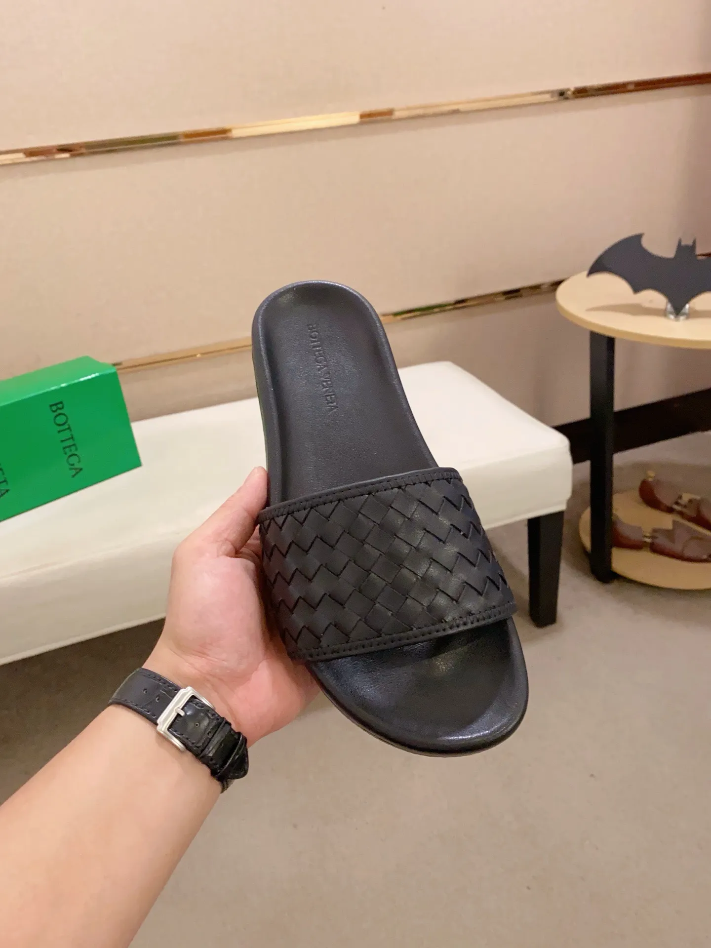 Men's shoes 💰: 320💰[BV~Bottega Veneta] Trendy new slippers are on the market. Same style as the official website. Counter quality [strong][strong][strong] Selected cow patent leather weaving. High-end atmosphere. Very cost-effective. Original wear-resistant rubber outsole. Fine workmanship. The upper layer of materials is used. The quality is visible. Shoe size 38-45.